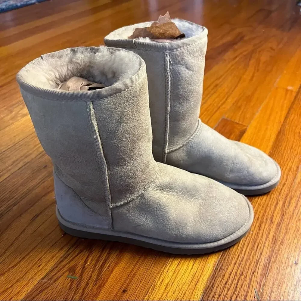 UGG Classic Short Boot Size 7 Sand